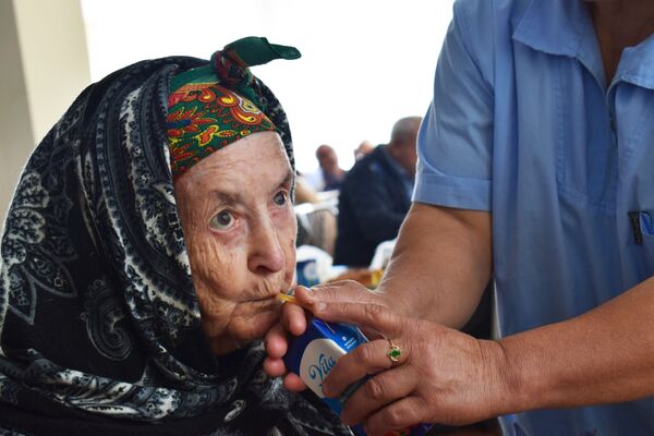 Əlindəki son konfeti övladına saxlayan atılmışlar: Onların adı çarəsizlik - REPORTAJ Əlindəki son konfeti övladına saxlayan atılmışlar: Onların adı çarəsizlik - REPORTAJ - Sputnik Azərbaycan
