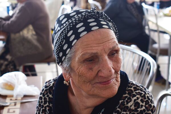 Əlindəki son konfeti övladına saxlayan atılmışlar: Onların adı çarəsizlik - REPORTAJ Əlindəki son konfeti övladına saxlayan atılmışlar: Onların adı çarəsizlik - REPORTAJ - Sputnik Azərbaycan