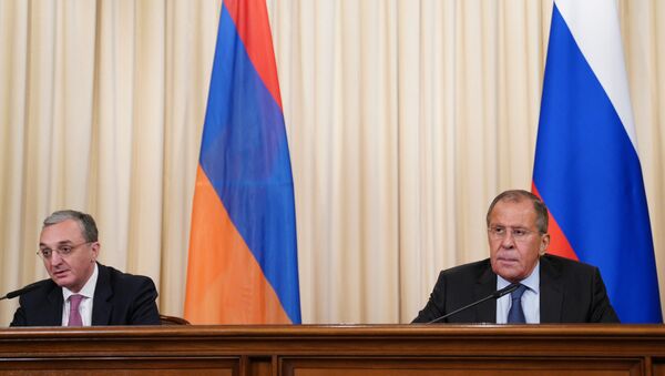 Министр иностранных дел России Сергей Лавров (справа) и министр иностранных дел Армении Зограб Мнацаканян во время встречи - Sputnik Azərbaycan