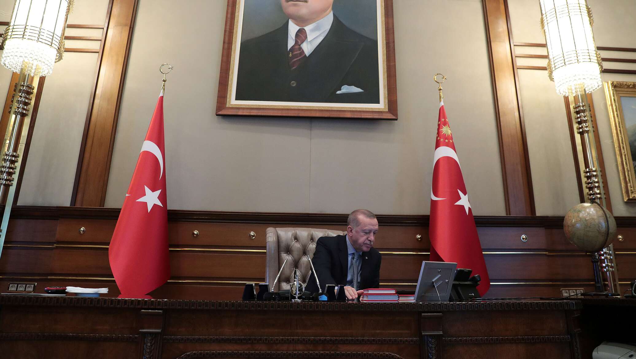 Эрдоган падает со стула