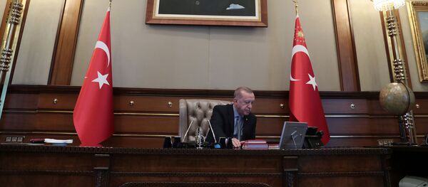 Türkiyə Prezidenti Tayyib Ərdoğan Prezident Sarayında Müdafiə naziri Hulusi Akar ilə telefonla danışdığı zaman Türkiyə Prezidenti Tayyib Ərdoğan Prezident Sarayında Müdafiə naziri Hulusi Akar ilə telefonla danışdığı zaman - Sputnik Азербайджан