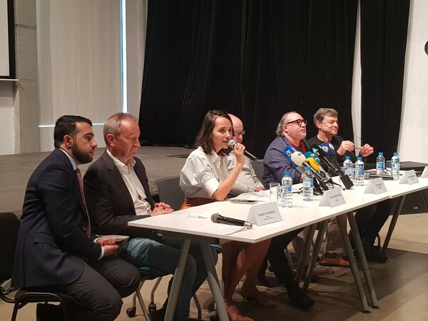 Фестиваль M.A.P. в Баку: известный режиссер подменил на сцене приболевшего актера Фестиваль M.A.P. в Баку: известный режиссер подменил на сцене приболевшего актера - Sputnik Азербайджан