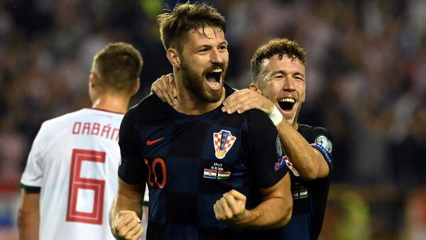 Футболисты сборной Хорватии радуются забитому мячу - Sputnik Азербайджан