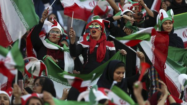 Иранские женщины на матче между сборной Ирана и Камбоджей - Sputnik Azərbaycan