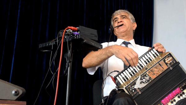 Человек-оркестр: азербайджанец создал уникальный музыкальный инструмент - Sputnik Азербайджан