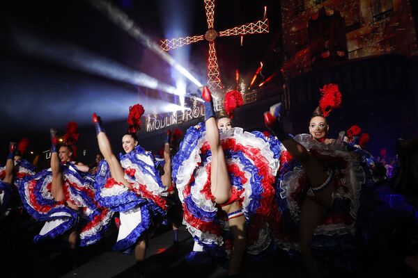 Танцовщицы Мулен Руж во время празднования 130-летия старейшего французского кабаре в Париже - Sputnik Азербайджан