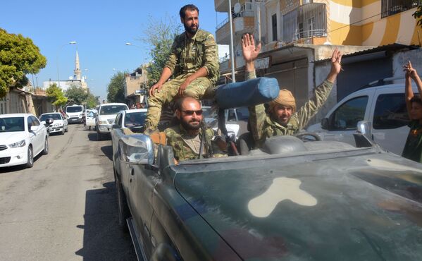 Военные в машине на границе Турции и Сирии - Sputnik Азербайджан