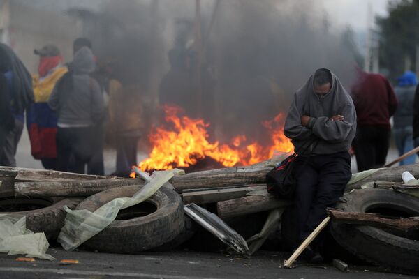 Люди блокируют дорогу во время акции протеста против отмены субсидий на топливо, Эквадор - Sputnik Азербайджан