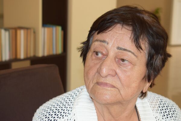 Мачеха известной азербайджанской певицы рассказала о жизни в доме престарелых Мачеха известной азербайджанской певицы рассказала о жизни в доме престарелых - Sputnik Азербайджан