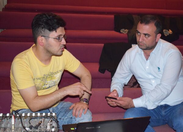 Boynubükük qalmışıq - Tbilisidəki Azərbaycan teatrında ürək dağlayan mənzərə Boynubükük qalmışıq - Tbilisidəki Azərbaycan teatrında ürək dağlayan mənzərə - Sputnik Azərbaycan