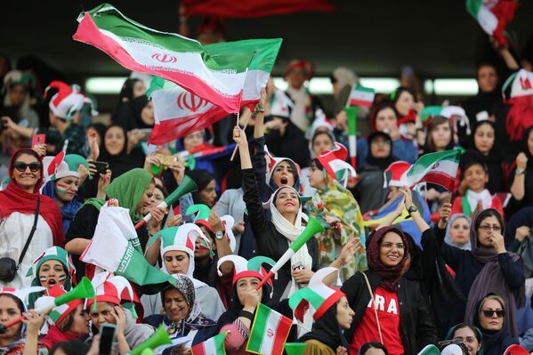 İranlı qadın azarkeşlər futbol üzrə Dünya çempionatının təsnifat mərhələsində - Sputnik Azərbaycan