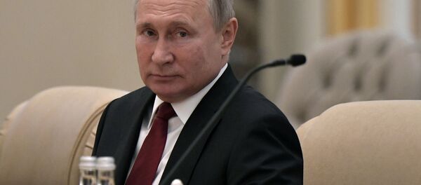 Президент РФ Владимир Путин на российско-эмиратских переговорах Президент РФ Владимир Путин на российско-эмиратских переговорах - Sputnik Азербайджан