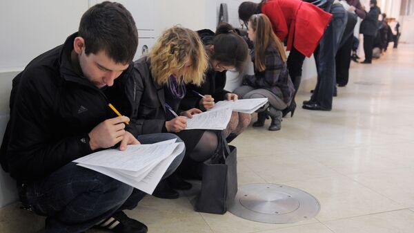Люди заполняют анкеты, фото из архива - Sputnik Азербайджан