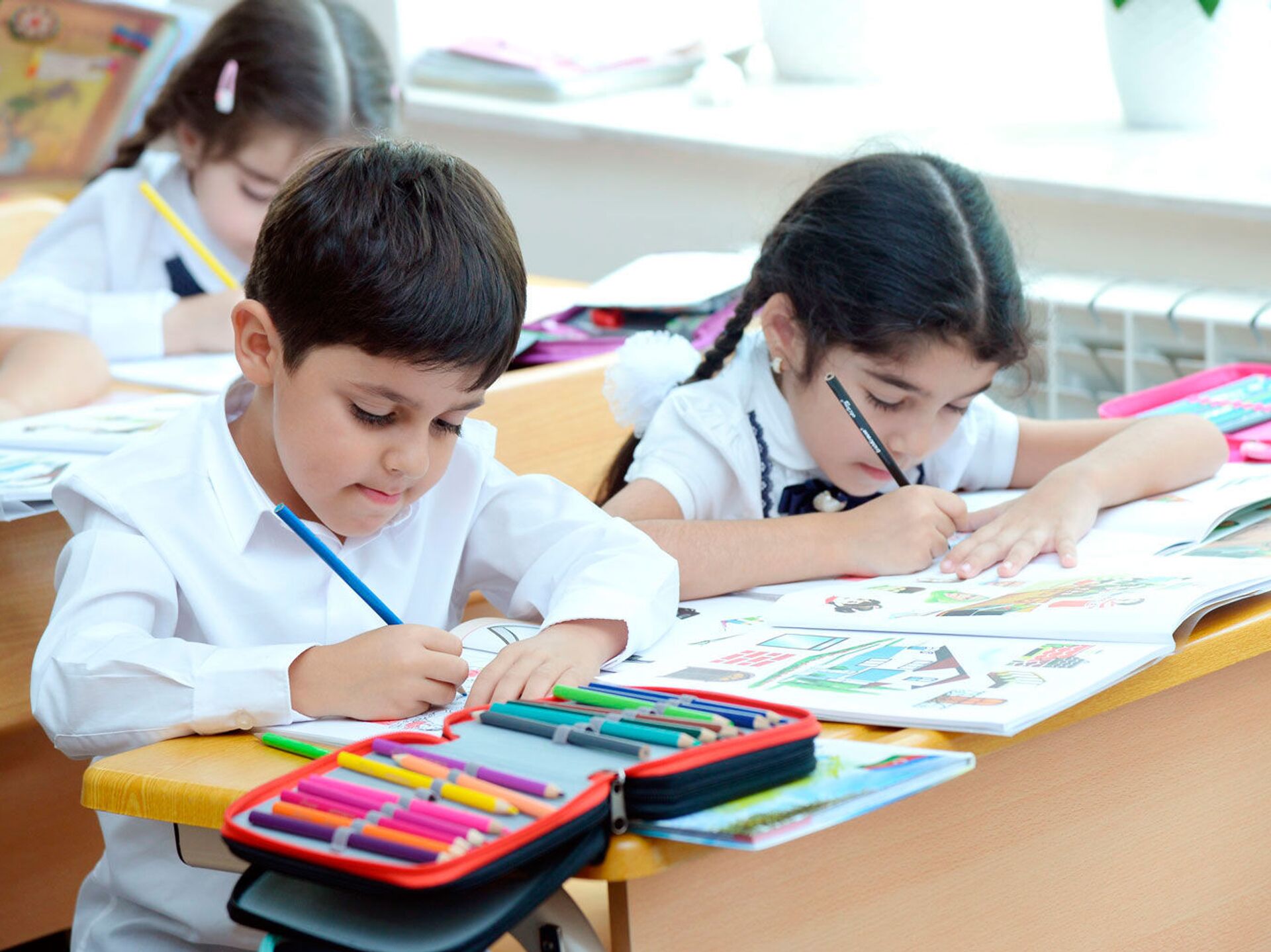 1 июня учиться. Ученики начальной школы в Узбекистане. Узбекистан школа 1 класс. Азербайджанская школа. Школы в Азербайджане.