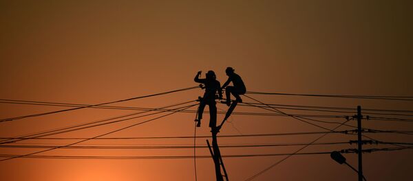 Elektriklər işıq dirəyində, arxiv şəkli - Sputnik Азербайджан