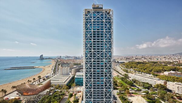 Грандиозное 43-этажное здание отеля Hotel Arts Barcelona выполнено по проекту архитектора Брюса Грэма  - Sputnik Азербайджан