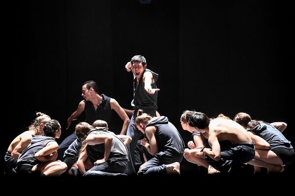 Перформанс Убежище израильской танцевальной группы Kibbutz в рамках фестиваля M.A.P. в Баку - Sputnik Азербайджан