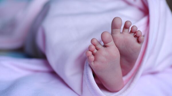 Новорожденный ребенок, фото из архива - Sputnik Azərbaycan