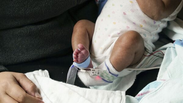 Новорожденный ребенок, фото из архива - Sputnik Азербайджан