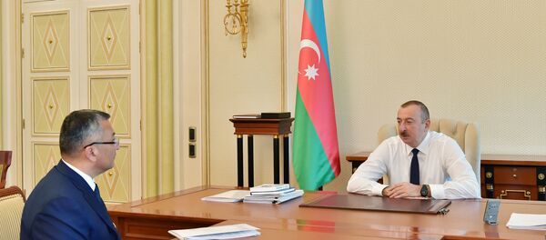 Prezident İlham Əliyev və Qaçqınların və Məcburi Köçkünlərin İşləri üzrə Dövlət Komitəsinin sədri Rövşən Rzayev Prezident İlham Əliyev və Qaçqınların və Məcburi Köçkünlərin İşləri üzrə Dövlət Komitəsinin sədri Rövşən Rzayev - Sputnik Азербайджан