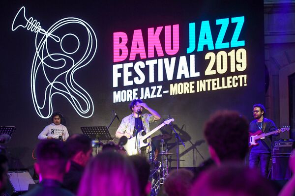 Открытие джаз-фестиваля: опен-эйр концерт и видео инсталляция на Девичьей башне - Sputnik Азербайджан