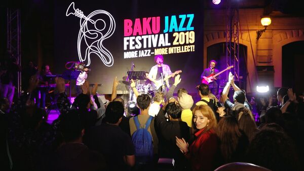 Баку, окунись в джаз: музыканты сыграли под открытым небом - Sputnik Азербайджан