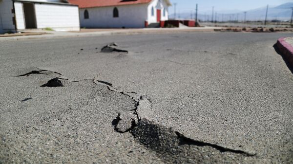 Дорога после землетрясения, фото из архива - Sputnik Azərbaycan