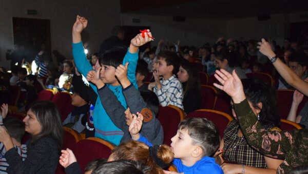 Дети в зрительном зале театра, фото из архива - Sputnik Азербайджан