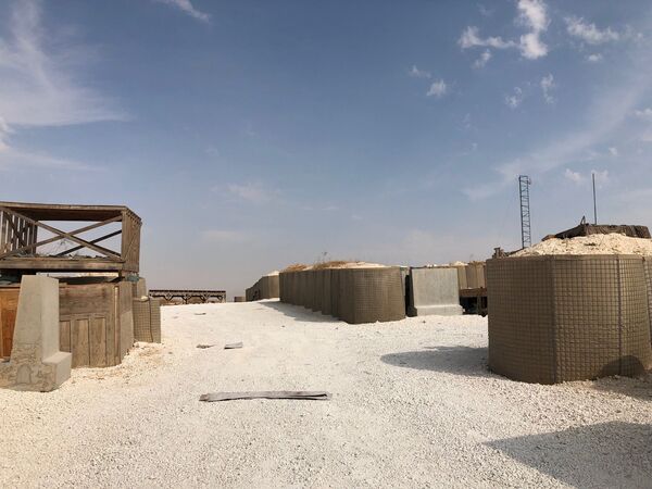 Покинутая база авианаводчиков армии США в поселении Дадат в пригороде Манбиджа на северо-востоке Сирии - Sputnik Азербайджан