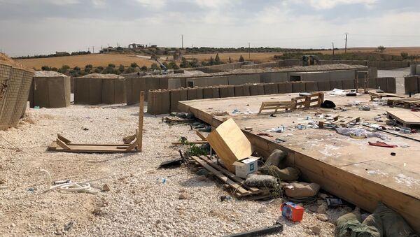 Покинутая база авианаводчиков армии США в поселении Дадат в пригороде Манбиджа на северо-востоке Сирии - Sputnik Azərbaycan