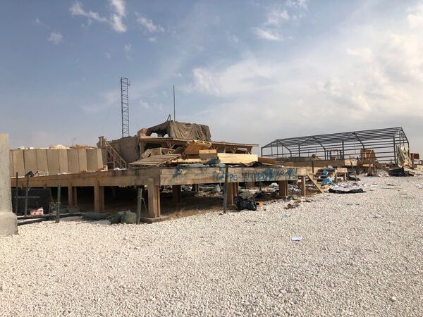 Покинутая база авианаводчиков армии США в поселении Дадат в пригороде Манбиджа на северо-востоке Сирии - Sputnik Азербайджан
