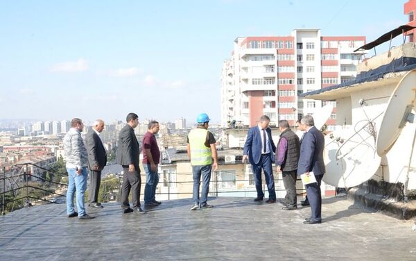 В Низаминском и Сураханском районах Баку начались работы по замене кровли жилых домов - Sputnik Азербайджан