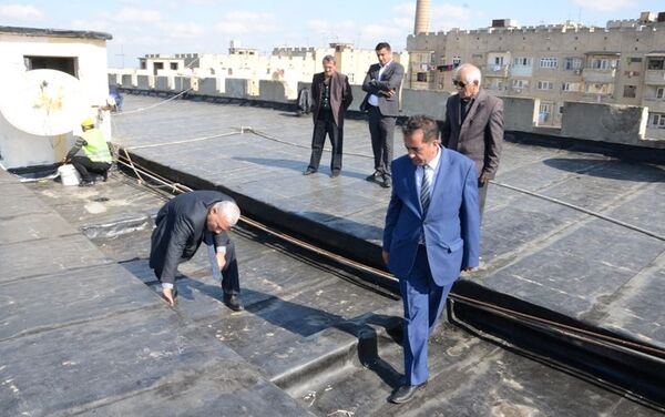 В Низаминском и Сураханском районах Баку начались работы по замене кровли жилых домов - Sputnik Азербайджан