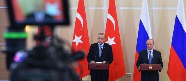 Президент РФ Владимир Путин и президент Турции Реджеп Тайип Эрдоган на пресс-конференции по итогам встречи Президент РФ Владимир Путин и президент Турции Реджеп Тайип Эрдоган на пресс-конференции по итогам встречи - Sputnik Азербайджан