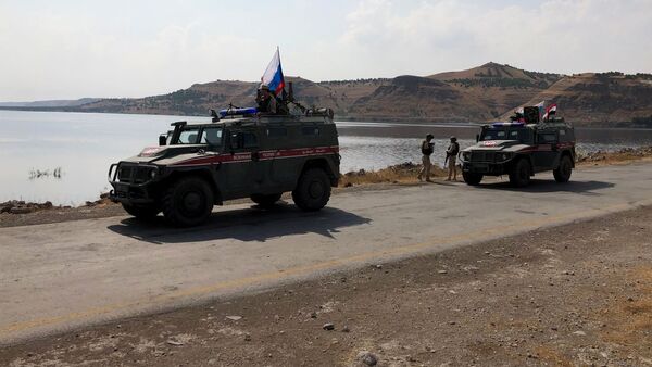 Бронеавтомобили патрульной службы военной полиции РФ на берегу реки Евфрат на северо-востоке провинции Алеппо - Sputnik Azərbaycan