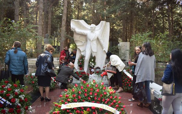 На Аллее почетного захоронения в Баку почтили память великого певца Муслима Магомаева - Sputnik Азербайджан