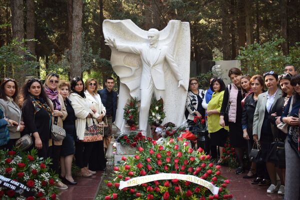 Единственный и неповторимый: россиянки прилетели в Баку ради Муслима Магомаева Единственный и неповторимый: россиянки прилетели в Баку ради Муслима Магомаева - Sputnik Азербайджан
