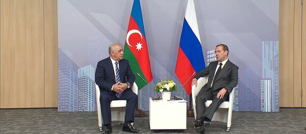 У нас с вами лучший результат: встреча Асадова с Медведевым - видео - Sputnik Азербайджан
