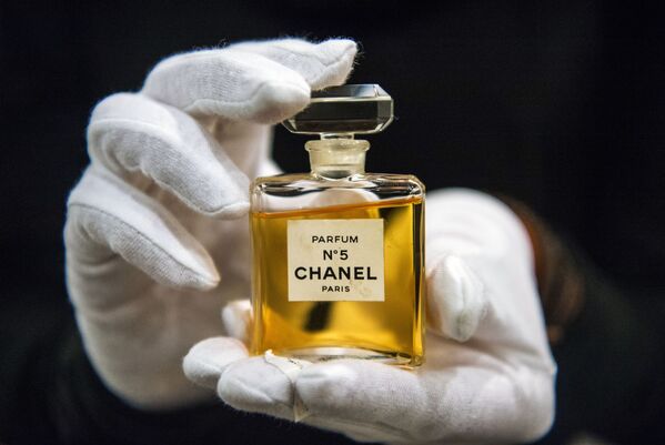 Флакон духов Chanel № 5 на выставке I love Chanel. Частные коллекции в МВЦ Музей Моды в Москве - Sputnik Азербайджан