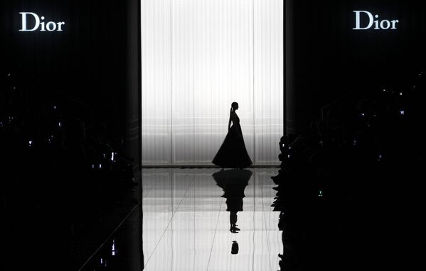 Модель во время показа Диор на Неделе моды в Париже - Sputnik Азербайджан