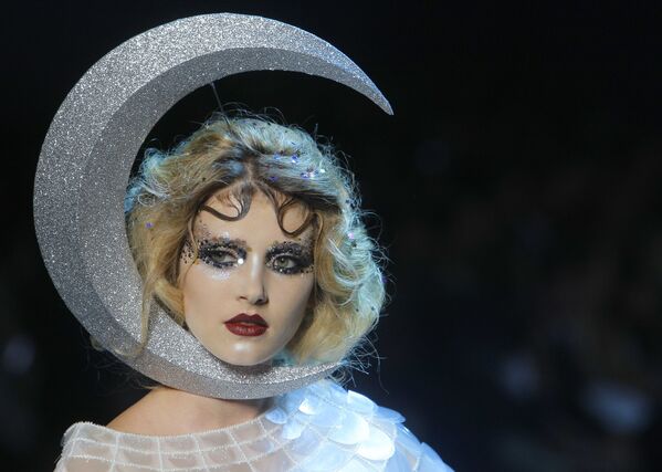 Модель на показе Christian Dior на Парижской неделе моды - Sputnik Азербайджан