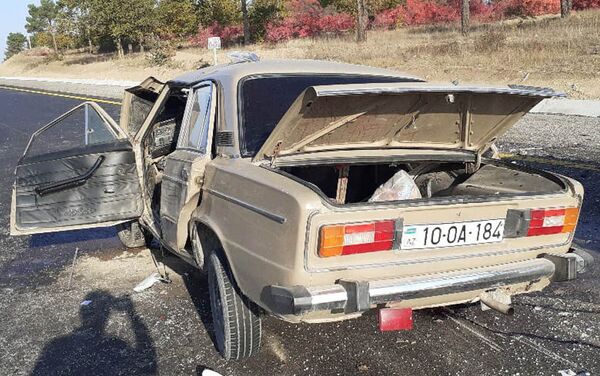 На месте ДТП в Гобустане, где пассажирский ВАЗ-2107 столкнулся с ВАЗ-2106.  - Sputnik Азербайджан
