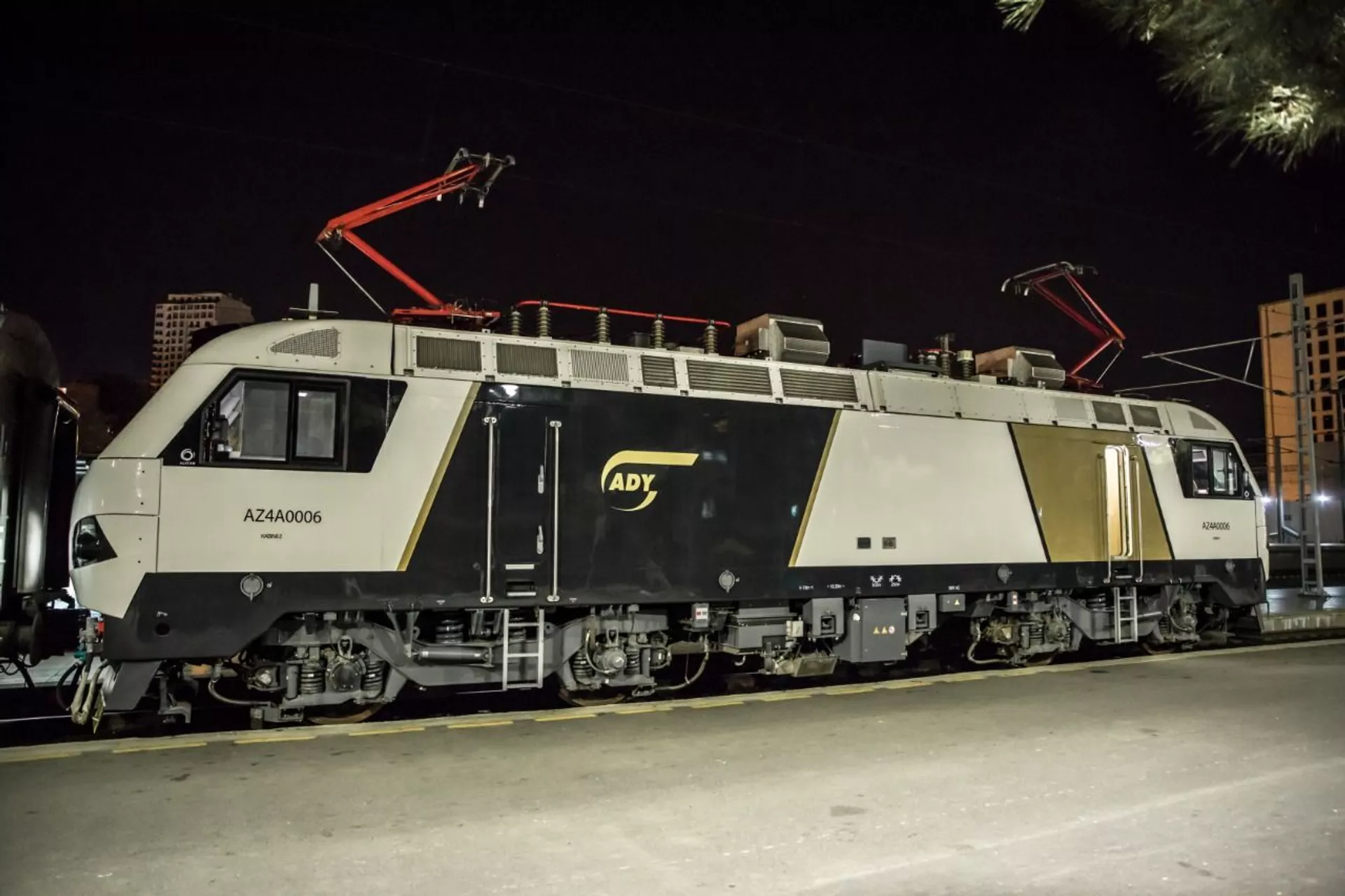 Жд поезда баку. Alstom prima m4. Электровозы Азербайджана. Французский электровоз. Поезд Баку.