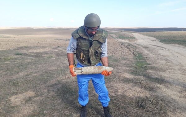 Специалисты ANAMA обнаружили опасный боевой снаряд - Sputnik Азербайджан