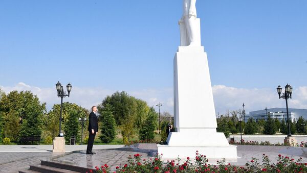 Prezident İlham Əliyev Ağdaşda ümummilli lider Heydər Əliyevin abidəsini ziyarət edib - Sputnik Azərbaycan