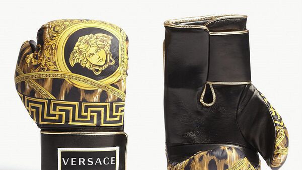 Versace выпустили боксерские перчатки Barocco - Sputnik Азербайджан