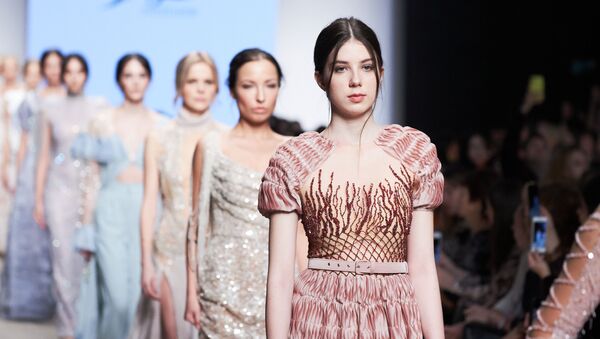 В рамках Недели моды Mercedes-Benz Fashion Week Russia прошли также показы под общим названием Azerbaijan Fashion Week presents - Sputnik Азербайджан