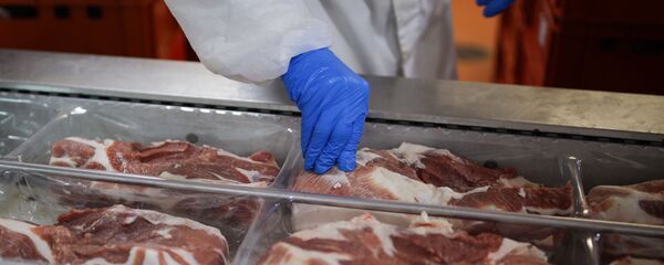 Мясо на мясоперерабатывающем комбинате - Sputnik Азербайджан