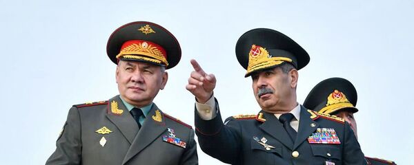 Главы Минобороны Азербайджана и России Закир Гасанов и Сергей Шойгу на Аллее шехидов в Баку Главы Минобороны Азербайджана и России Закир Гасанов и Сергей Шойгу на Аллее шехидов в Баку - Sputnik Азербайджан