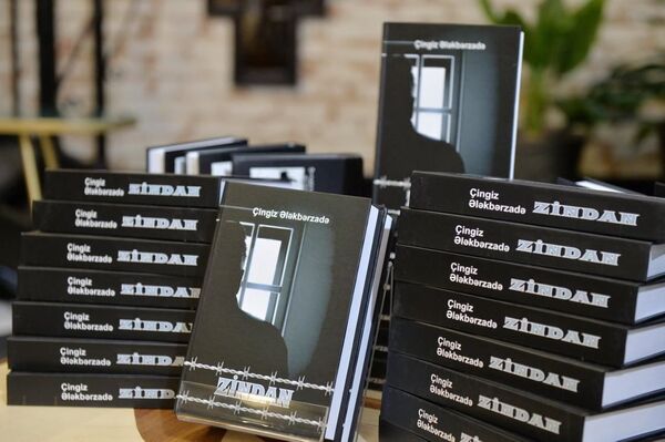 Азербайджанские певицы переиздали книгу знаменитого отца Азербайджанские певицы переиздали книгу знаменитого отца - Sputnik Азербайджан